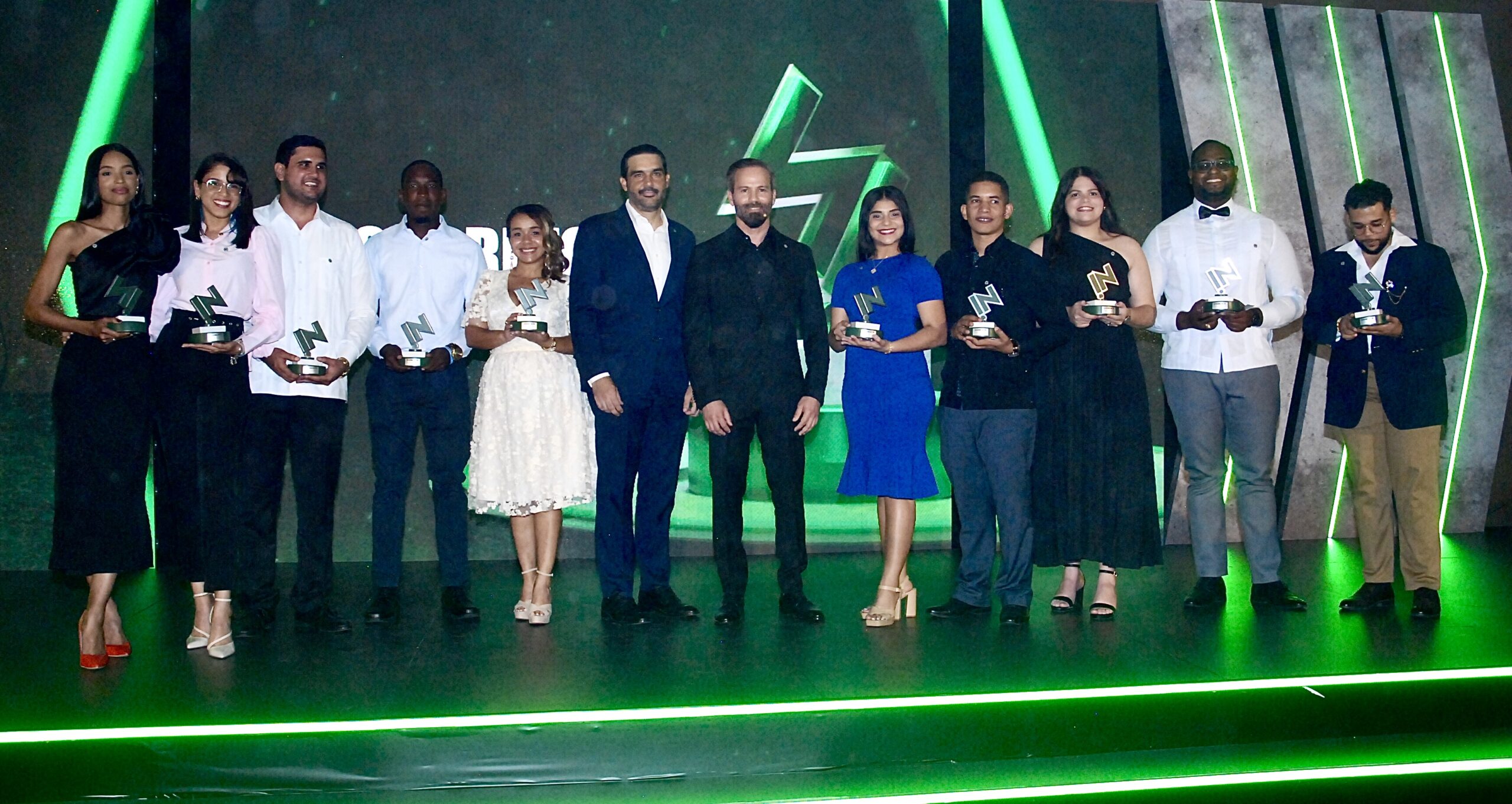 Al centro, los ejecutivos de Inconcreto Rafael Aybar y Hugo Pérez, junto a los ganadores de la beca.