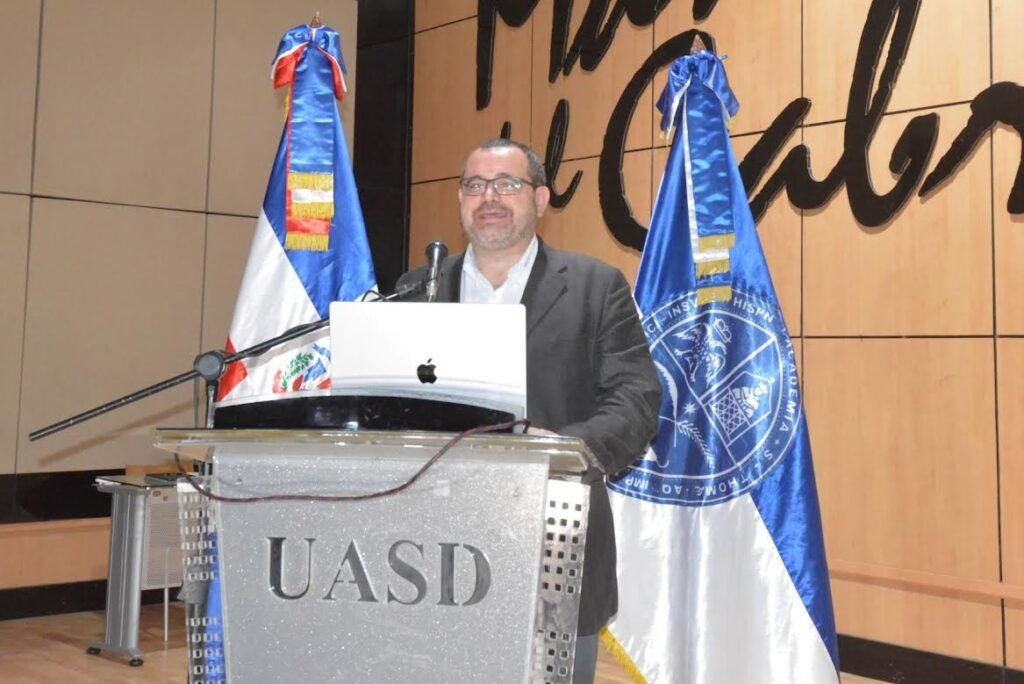 El conferencista doctor Fernando Borras Rocher durante su intervención en la conferencia “Uso de la Inteligencia Artificial Generativa en Investigación”.