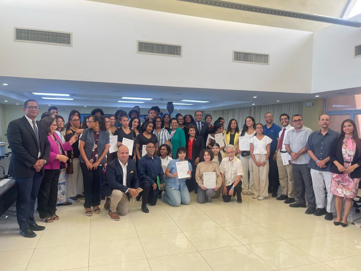 UASD recibe estudiantes hijos de dominicanos de la diáspora