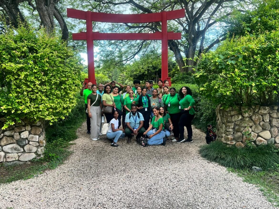 Estudiantes de UNICARIBE realizan excursión al Jardín Botánico Nacional Dr. Rafael María Moscoso