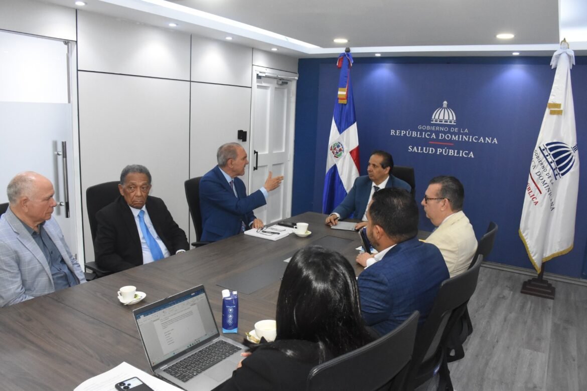 MESCyT y Salud Pública trabajan mecanismos para validar títulos extranjeros