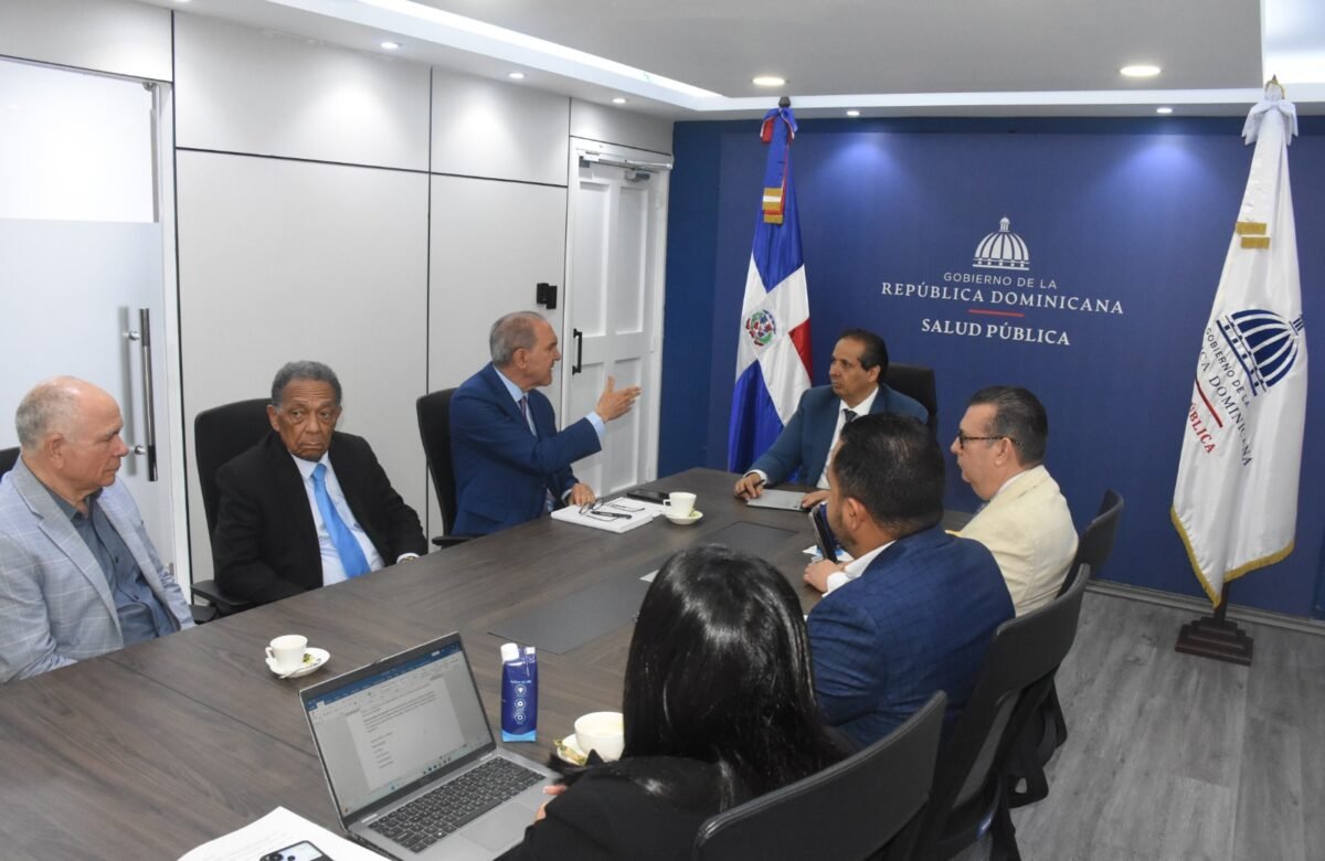 MESCyT y Salud Pública trabajan mecanismos para validar títulos extranjeros