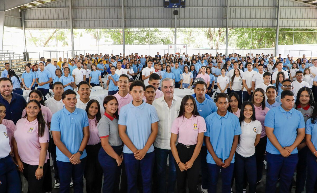 Presidente Abinader dialoga con 350 estudiantes en San José de Ocoa y llama a la juventud a prepararse