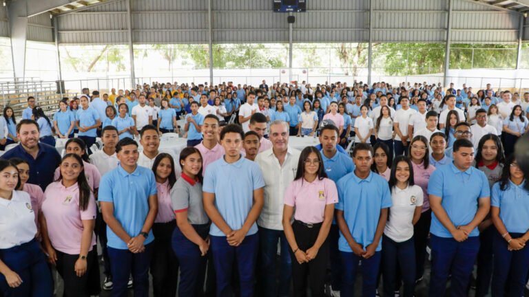 Presidente Abinader dialoga con 350 estudiantes en San José de Ocoa y llama a la juventud a prepararse