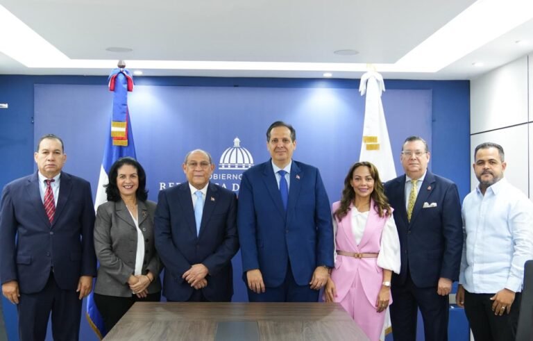 Ministerios de Salud y MESCyT establecen criterios para certificar títulos extranjeros en áreas de salud